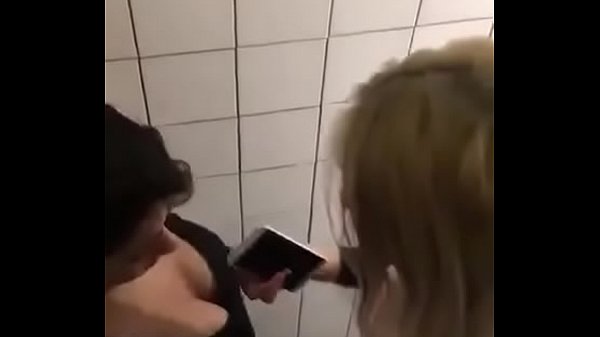 Lesbianas borrachas cogiendo en el baño